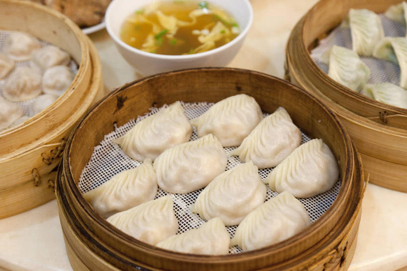 点心,蒸笼,无人,横图,俯视,室内,特写,白天,烹饪,中餐,雾,厨具,一排,许多,沸腾,竹制,整齐,并列,并排,蒸汽,陶瓷,蛋皮,料理,食品,饺子,面点,陶瓷制品,水蒸气,很多,小吃,美食,食物,排列,容器,碗,中式,储藏,竹制品,储存,队列,笼屉,蒸饺,平行,烹饪用具,蒸发,烹调用具,烹调,彩图,高角度拍摄,贮存