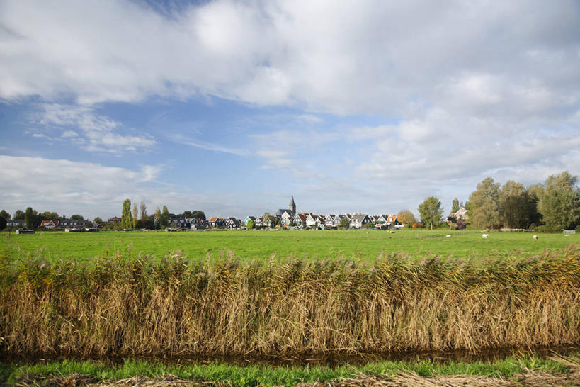 无人,家,农田,横图,室外,白天,正面,旅游,度假,庄稼,农作物,草地,草坪,美景,树林,植物,欧洲,荷兰,阴影,光线,影子,房屋,屋子,景观,云,云朵,云彩,娱乐,楼房,住宅,草,树,树木,蓝色,绿色,白云,蓝天,天空,阳光,自然,天,享受,休闲,景色,放松,生长,晴朗,成长,西欧,自然风光,荷兰王国,尼德兰王国,晴空,彩图,耕地,庄稼田,房子,马肯