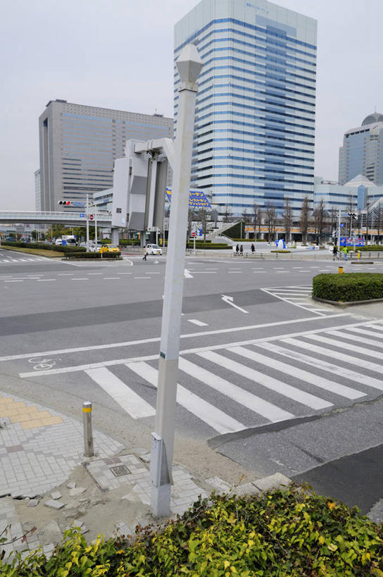 无人,高楼大厦,竖图,室外,白天,正面,大厦,道路,建筑,路,路灯,摩天大楼,公路,照明,日本,亚洲,阴影,光线,影子,灯光,分界线,停车线,交通,千叶县,灯,蓝色,蓝天,天空,阳光,天,晴朗,车行道,车行道分界线,照亮,照明设备,标线,自然现象,东亚,车行线,地震,本州,万里无云,关东地方,本州岛,日本国,千叶,地动,振动,地振动,地震波,晴空,晴空万里,马路,彩图,大楼,高层建筑,高楼,摩天楼