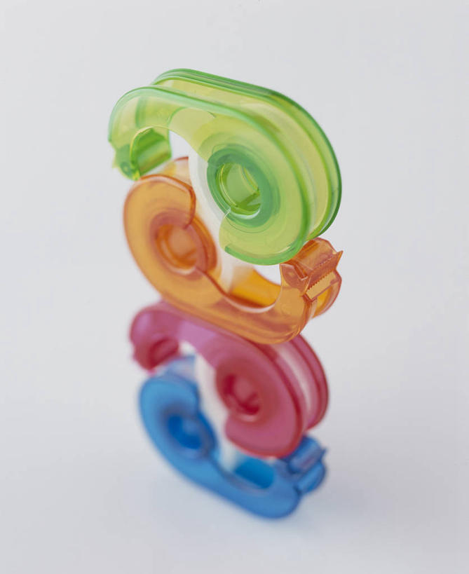 无人,竖图,俯视,室内,特写,白天,白色背景,静物,一堆,阴影,堆叠,堆积,反射,影子,红色,蓝色,绿色,四个,橙色,摄影,影棚,堆,封箱器,胶带座,粘胶器,彩图,高角度拍摄,影棚拍摄,拍摄