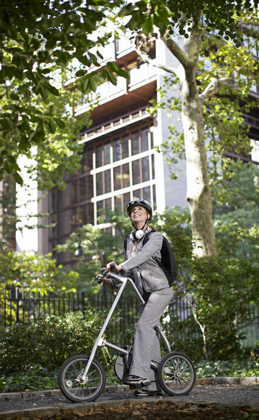 西方人,一个人,商务人士,商务女性,高楼大厦,坐,竖图,室外,白天,侧面,办公楼,草地,草坪,树林,植物,大厦,建筑,摩天大楼,写字楼,自行车,帽子,欧洲,欧洲人,仅一个年轻女性,仅一个女性,仅一个人,一辆,阴影,套装,光线,头盔,影子,扭头,注视,车,脚踏车,草,树,树木,骑,绿色,阳光,自然,安全帽,楼宇,交通工具,观察,看,转头,骑车,商务楼,生长,成长,观看,察看,关注,载具,商务装,工薪阶层,一顶,年轻女性,女人,女性,白种人,白领,上班族,坐着,彩图,全身,大楼,高层建筑,高楼,摩天楼,骑行头盔