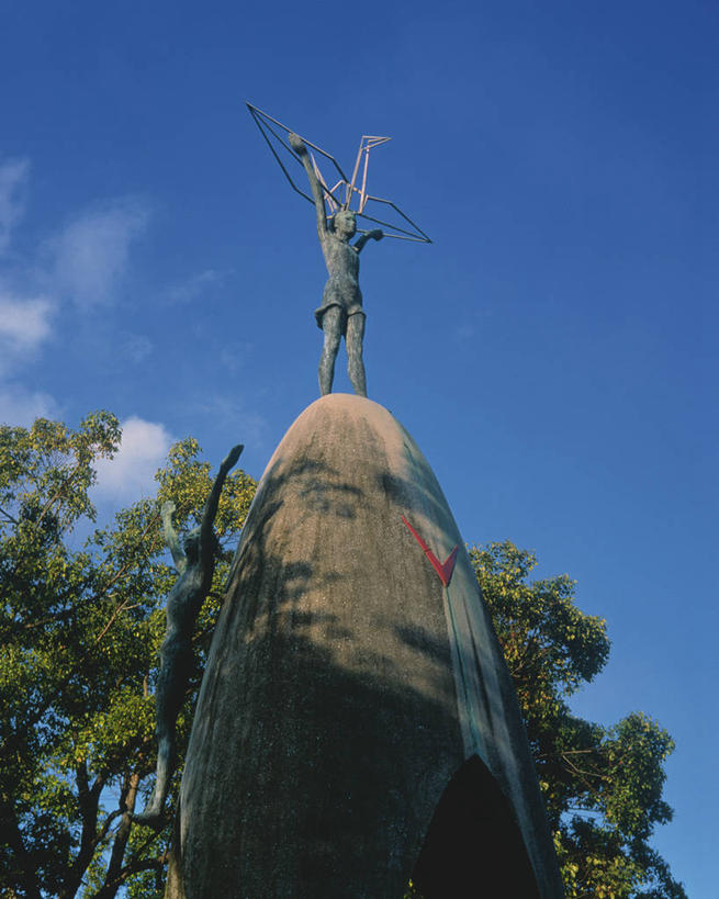 东方人,儿童,一个人,无人,站,举,竖图,室外,白天,仰视,旅游,度假,纯洁,植物,标志建筑,地标,建筑,雕塑,广岛县,日本,亚洲,仅一个男性,仅一个人,阴影,服装,艺术,装饰,光线,雕刻,雕像,影子,云,云朵,云彩,黄种人,娱乐,建设,树,树木,小孩,衣服,蓝色,绿色,白云,蓝天,天空,阳光,自然,工艺品,天,托,站着,仅一个小孩,享受,休闲,旅游胜地,放松,可爱,童年,童趣,服饰,生长,晴朗,成长,纪念,美术,衣着,穿着,主题,陈列,童真,东亚,烂漫,无邪,本州,本州岛,日本国,广岛和平纪念公园,広岛,中国地方,功能,美学,衣饰,广岛和平纪念碑,广岛和平纪念馆,原爆纪念馆,原爆圆顶塔,原子弹爆炸圆顶屋,天真,男孩,男人,男性,亚洲人,孩子,晴空,举起,举手,举着,向上举,向上伸,向上托,站立,彩图,低角度拍摄,全身,男生,原爆栋墓,原爆穹顶,原爆圆顶,原爆圆顶馆,原子弹栋墓