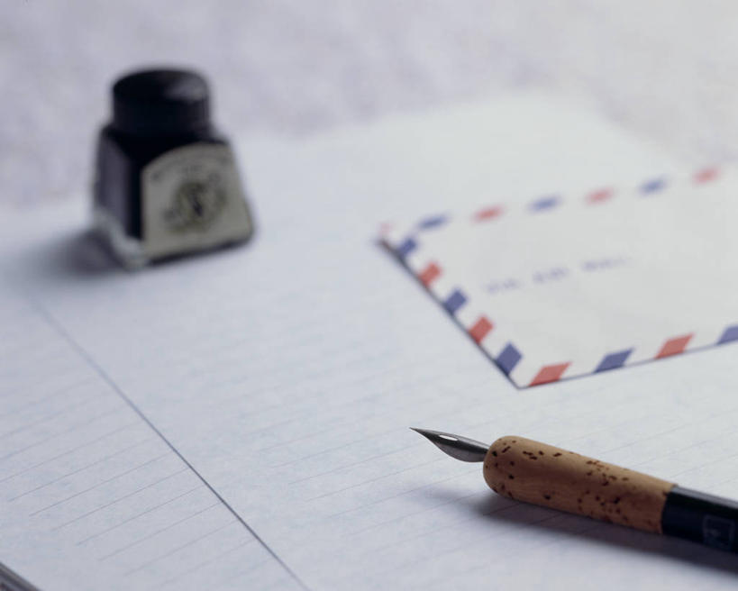 无人,横图,俯视,室内,特写,白天,桌子,静物,阴影,朦胧,模糊,反射,传递,信息,笔,罐子,影子,邮件,办公用品,钢笔,联系,书桌,玻璃制品,文具,玻璃瓶,课桌,瓶子,学习用品,联络,邮递,通信,信件,墨水瓶,文具用品,一支,邮政,彩图,高角度拍摄