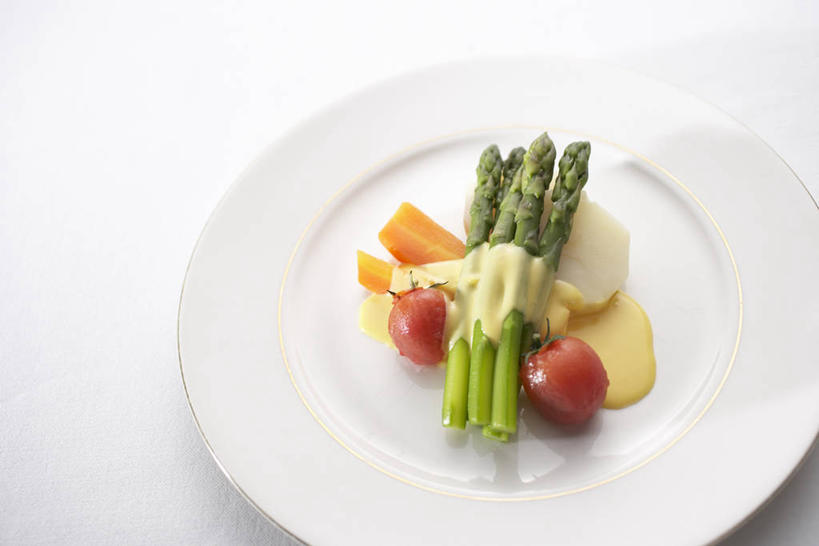 无人,横图,俯视,室内,特写,白天,白色背景,烹饪,西餐,餐桌,桌子,萝卜,胡萝卜,芦笋,蔬菜,西红柿,小番茄,餐具,阴影,新鲜,反射,碟子,盘,影子,陶瓷,调料,酱料,酱汁,佐料,美乃滋,料理,食品,陶瓷制品,调味品,调味料,酱,菜肴,美食,食物,一个,盘子,碟,西式,摄影,佳肴,有机食品,绿色食品,影棚,单个,餐台,黄萝卜,番萝卜,蛋黄酱,蛋黄沙拉酱,调味油,小西红柿,樱桃小番茄,珍珠小番茄,猪尾巴,樱桃番茄,药鸡豆子,石刁柏,圣女果,蚂蚁杆,龙须菜,狼尾巴根,红萝卜,甘荀,番茄,彩图,高角度拍摄,影棚拍摄,拍摄,荷兰酱,荷兰酸辣酱,丁香萝卜,胡芦菔金,金笋