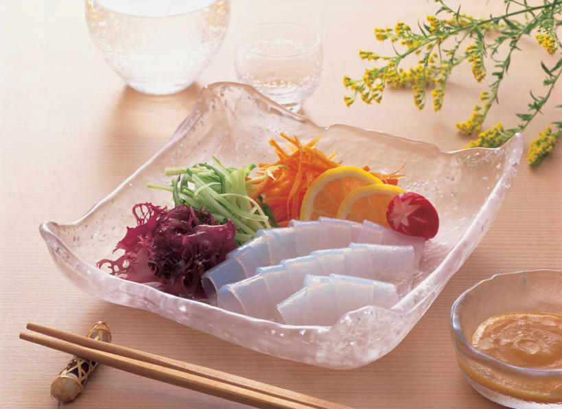 生鱼片,无人,横图,俯视,室内,特写,白天,白色背景,烹饪,餐桌,筷子,桌子,柑橘,萝卜,胡萝卜,黄瓜,蔬菜,杯子,餐具,水果,玻璃,阴影,新鲜,盛开,反射,碟子,盘,影子,肉,生食,鱼肉,日本料理,鱼片,料理,食品,果实,筷架,花蕾,筷枕,文化,蒟蒻,蔬果,传统,菜肴,美食,肉类,玻璃制品,花,花瓣,花朵,鲜花,食物,盘子,碟,日式料理,花苞,花蕊,日式,摄影,佳肴,有机食品,绿色食品,影棚,餐台,礼节,筷子架,黄萝卜,番萝卜,礼仪,肉食,沙西米,鬼芋,菎蒻,雷公枪,蒻头,魔芋,柑桔,进餐用具,橘子,桔子,青瓜,胡瓜,红萝卜,甘荀,彩图,高角度拍摄,影棚拍摄,拍摄,大红蜜橘,大红袍,红橘,黄橘,宽皮橘,丁香萝卜,胡芦菔金,金笋,刺身