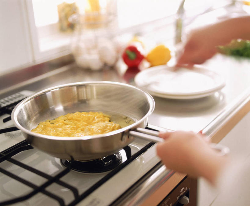 东方人,手,一个人,横图,俯视,室内,特写,白天,雾,厨房,桌面,桌子,辣椒,蔬菜,蒜,餐具,厨具,亚洲,双手,仅一个年轻女性,仅一个女性,仅一个人,握,沸腾,朦胧,模糊,新鲜,蒸汽,碟子,盘,蛋,鸡蛋,食品,水蒸气,炒鸡蛋,蒜头,黄种人,食物,盘子,碟,手部,握着,有机食品,绿色食品,灶具,燃气灶,彩椒,辣角,红海椒,大椒,辣虎,广椒,草鸡蛋,蒸发,卵,燃气具,胡蒜,年轻女性,女人,女性,亚洲人,甜椒,柿子椒,辣子,海椒,番椒,灯笼椒,大蒜,半身,彩图,高角度拍摄,灶间,厨房料理台,本鸡蛋,笨鸡蛋,柴鸡蛋,山鸡蛋,土鸡蛋,料理台