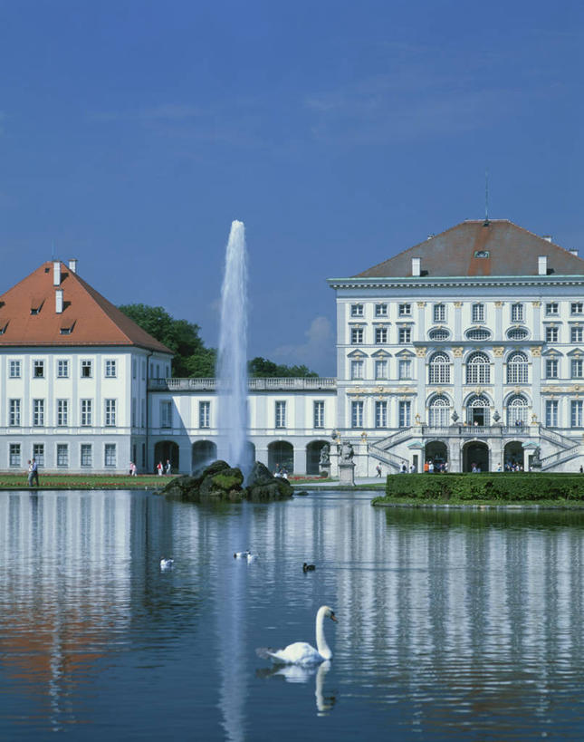 游泳,无人,宫殿,竖图,室外,白天,侧面,旅游,度假,湖,湖泊,名胜古迹,水,标志建筑,地标,建筑,喷泉,鸟,野生动物,天鹅,德国,欧洲,阴影,波纹,遗迹,光线,鸟类,影子,湖面,景观,水流,水面,云,云朵,涟漪,云彩,注视,古迹,文化,文物,娱乐,建设,古建筑,慕尼黑,蓝色,白云,蓝天,水纹,天空,阳光,动物,波浪,湖水,天,观察,看,品味,享受,休闲,旅游胜地,放松,可爱,晴朗,观看,察看,宫廷,西欧,关注,水景,古文明,德意志联邦共和国,首府,水晕,美观,泅水,巴伐利亚,巴伐利亚州,拜恩州,拜恩自由州,王宫,宁芬堡,宁芬堡皇宫,拍浮,设计,晴空,鹄,彩图,全身,皇宫