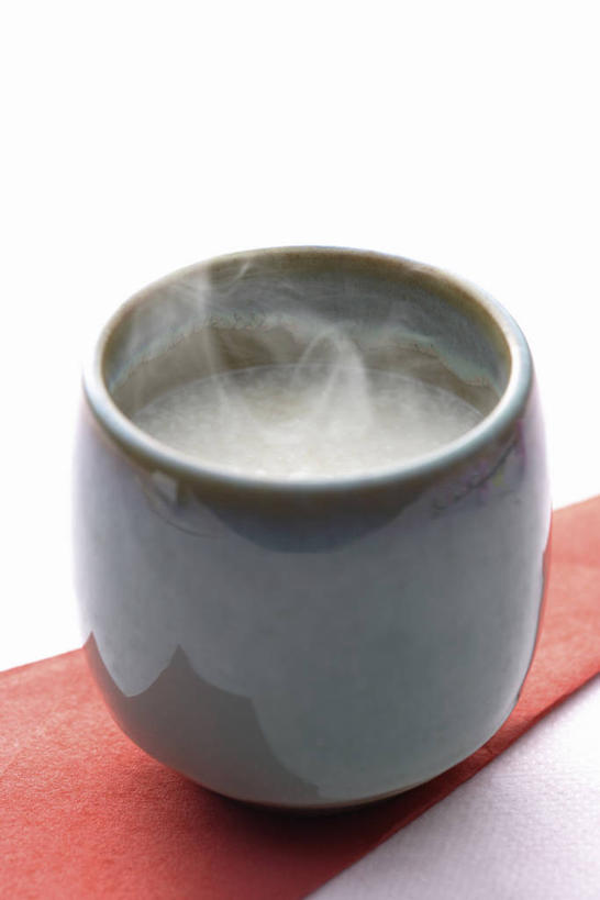 无人,竖图,俯视,室内,特写,白天,白色背景,雾,杯子,沸腾,蒸汽,布料,陶瓷,陶瓷制品,水蒸气,酒类,米酒,布纹,酒,桌布,饮料,一个,红色,餐巾,水杯,台布,摄影,影棚,单个,蒸发,江米酒,醪糟,糯米酒,茶杯,餐桌布,彩图,高角度拍摄,影棚拍摄,拍摄