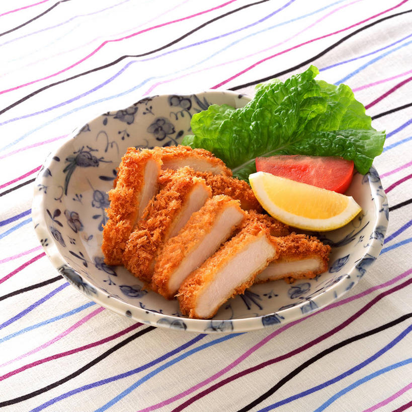 无人,横图,俯视,室内,特写,白天,烹饪,餐桌,桌子,柠檬,蔬菜,西红柿,水果,阴影,条纹,新鲜,反射,影子,陶瓷,生菜,莴苣,肉,生食,鱼肉,日本料理,料理,食品,果实,陶瓷制品,蔬果,菜肴,美食,肉类,食物,一个,容器,碗,日式料理,日式,佳肴,有机食品,绿色食品,单个,餐台,储藏,储存,肉食,鱼饼,春菜,鹅仔菜,莴仔菜,千金菜,叶用莴苣,益母果,柠果,洋柿子,柑仔蜜,番茄,臭柿,彩图,高角度拍摄,六月柿,贮存,喜报三元