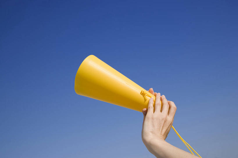 东方人,手,一个人,举,横图,室外,特写,白天,仰视,亚洲,仅一个年轻女性,仅一个女性,仅一个人,握,阴影,光线,影子,黄种人,鼓励,喇叭,一个,黄色,蓝色,蓝天,天空,阳光,天,加油,托,手部,打气,握着,晴朗,单个,单手,噪音,鼓舞,万里无云,呼呼塞拉,嗡嗡祖拉,呜呜祖拉,年轻女性,女人,女性,亚洲人,晴空,晴空万里,举起,举手,举着,向上举,向上伸,向上托,半身,彩图,低角度拍摄