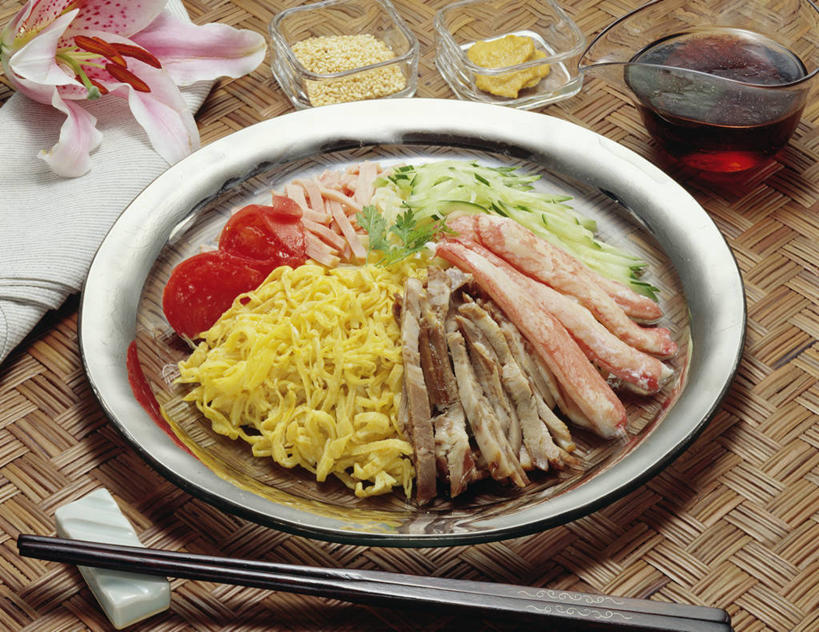 面食,面条,无人,横图,俯视,室内,特写,白天,烹饪,中餐,餐桌,筷子,桌子,黄瓜,蔬菜,餐具,玻璃,阴影,新鲜,盛开,反射,碟子,盘,影子,调料,酱料,酱汁,面,佐料,料理,食品,筷架,冷面,调味品,调味料,花蕾,筷枕,文化,传统,酱,菜肴,美食,玻璃制品,花,花瓣,花朵,鲜花,食物,盘子,容器,碟,碗,花苞,花蕊,中式,佳肴,有机食品,绿色食品,餐台,储藏,礼节,筷子架,储存,礼仪,进餐用具,青瓜,胡瓜,彩图,高角度拍摄,贮存