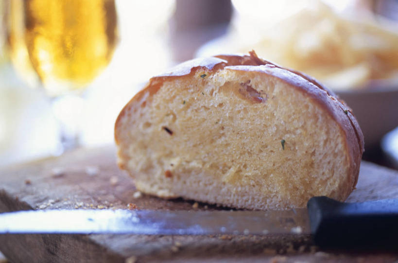 点心,面包,无人,横图,室内,特写,白天,正面,餐桌,桌子,金属制品,阴影,朦胧,模糊,反射,金属,工具,影子,食品,面点,案板,刀具,砧板,食物,糕点,刀,餐台,面包屑,面包刀,彩图