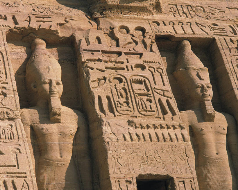 无人,寺庙,横图,室外,白天,正面,旅游,度假,石头,名胜古迹,标志建筑,城市,地标,建筑,雕塑,非洲,埃及,阴影,节日,遗迹,艺术,装饰,光线,雕刻,雕像,石子,影子,古迹,文化,文物,娱乐,建设,古建筑,石雕,废墟,阳光,工艺品,庙宇,祈祷,享受,休闲,健康,旅游胜地,放松,许愿,宗教,佛教,信仰,纪念,祈求,美术,主题,陈列,古文明,首府,阿拉伯埃及共和国,金字塔之国,棉花之国,功能,美学,阿斯旺,阿斯旺省,阿非利加洲,释教,阿布辛贝神庙,阿布辛拜勒神庙,平安,石块,岩石,彩图,庙,寺