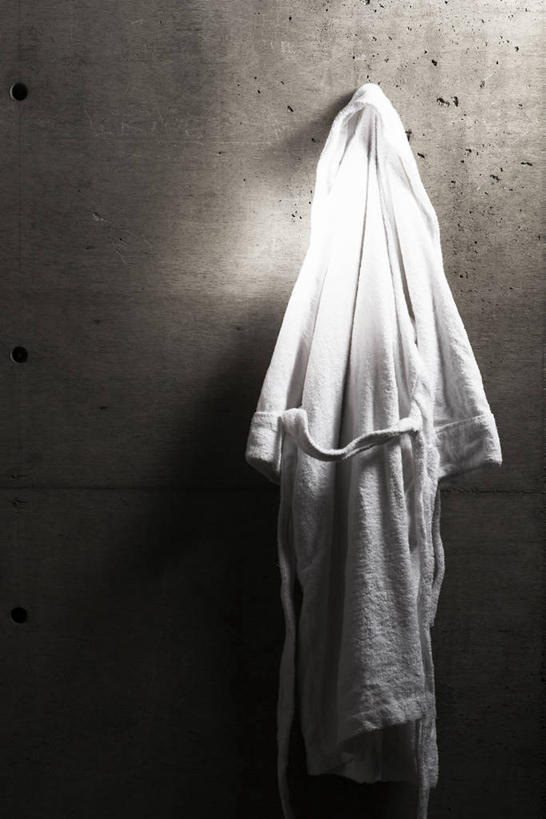 无人,竖图,室内,白天,正面,浴袍,卫生间,浴室,静物,吊挂,悬挂,阴影,反射,钩子,影子,墙,挂,墙壁,墙面,白色,淋浴房,彩图,汤帷子,浴衣,冲凉房,沐浴间,沐浴室