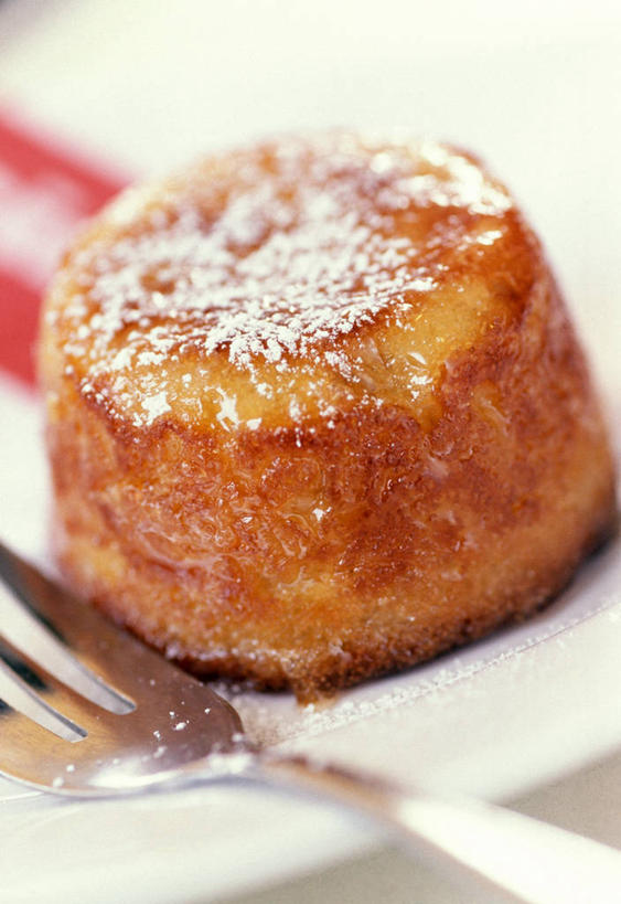 点心,无人,竖图,俯视,室内,特写,白天,下午茶,餐桌,桌子,餐具,一把,一块,阴影,朦胧,模糊,反射,叉子,碟子,盘,影子,食品,食物,糕点,盘子,碟,餐台,餐叉,意大利蛋糕,进餐用具,彩图,高角度拍摄,蛋糕