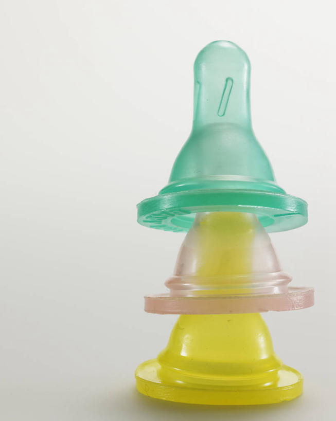 无人,竖图,室内,特写,白天,白色背景,正面,静物,阴影,反射,影子,三个,粉色,黄色,绿色,摄影,影棚,奶嘴,婴儿用品,安抚,抚慰,安抚奶嘴,彩图,影棚拍摄,拍摄