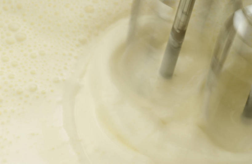 无人,横图,俯视,室内,特写,白天,烹饪,厨具,金属制品,阴影,朦胧,模糊,反射,金属,影子,白色,打蛋器,搅拌器,奶油,乳制品,烹饪用具,激凌,克林姆,淇淋,电动打蛋器,烹调用具,烹调,彩图,高角度拍摄