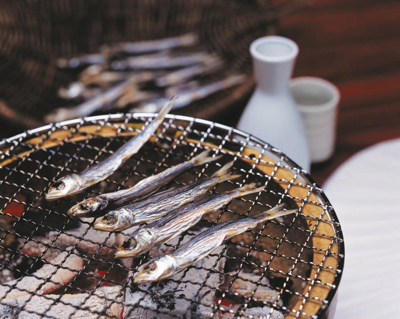 海鲜,清酒,无人,横图,俯视,室内,特写,白天,烹饪,烧烤,阴影,朦胧,模糊,反射,影子,陶瓷,肉,鱼肉,日本料理,料理,食品,烤架,陶瓷制品,酒类,烤肉,水产,菜肴,美食,肉类,海洋生物,酒,酒瓶,食物,饮料,瓶子,容器,日式料理,日式,铁架,佳肴,储藏,储存,水生动物,海产品,水生物,火盆,肉食,海底动物,彩图,高角度拍摄,贮存,清酒瓶