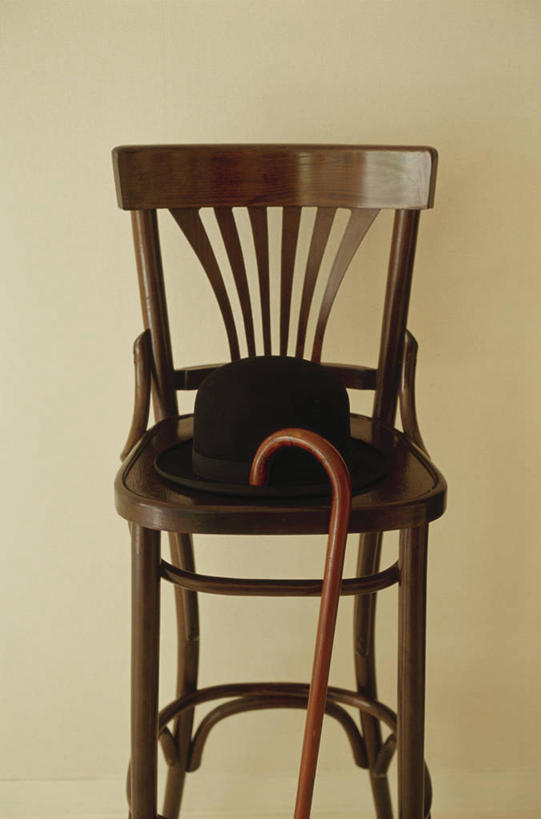 无人,竖图,室内,白天,白色背景,正面,静物,椅子,一把,阴影,反射,木制,工具,影子,木椅,一个,木制品,器械,摄影,影棚,单个,拐杖,手杖,医疗器械,辅助设备,彩图,影棚拍摄,拍摄