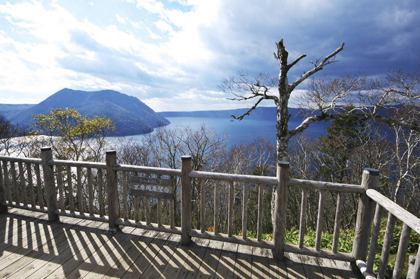 无人,栏杆,横图,室外,白天,正面,旅游,度假,草地,草坪,海浪,海洋,美景,山,山脉,树林,植物,北海道,日本,亚洲,阴影,光线,影子,景观,浪花,山峰,云,云朵,围栏,山峦,云彩,娱乐,护栏,草,树,树木,蓝色,绿色,白云,蓝天,天空,阳光,自然,海水,群山,天,享受,休闲,景色,放松,生长,晴朗,成长,自然风光,海景,东亚,日本国,北海道地方,北海道岛,川上郡,钏路支厅,弟子屈町,摩周湖,大海,风浪,海,海水的波动,近岸浪,涌浪,晴空,彩图,道东