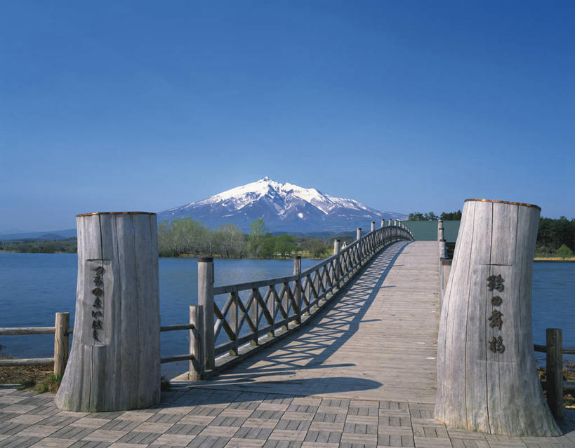 无人,栏杆,横图,室外,白天,正面,旅游,度假,湖,湖泊,美景,山,水,雪,雪山,大雪,桥梁,日本,亚洲,阴影,光线,影子,冰,湖面,积雪,景观,山峰,水流,水面,雪景,冬季,冬天,围栏,桥,山峦,娱乐,石桥,护栏,拱桥,蓝色,蓝天,天空,阳光,自然,湖水,天,享受,休闲,景色,放松,寒冷,拱形,晴朗,人行桥,石拱桥,冰冷,自然风光,东亚,本州,万里无云,本州岛,日本国,青森,青森县,东北地方,严寒,冰凉,酷寒,凛冽,凛凛,极冷,晴空,晴空万里,彩图,北津轻郡,岩木山