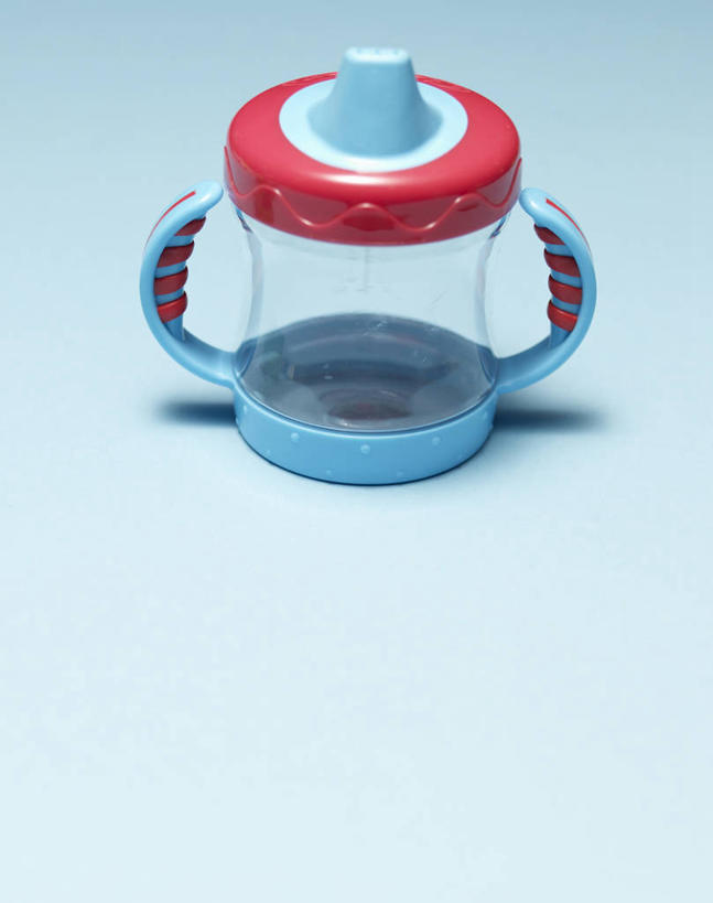 无人,竖图,俯视,室内,特写,白天,静物,阴影,蓝色背景,反射,奶瓶,影子,一个,瓶子,容器,摄影,影棚,单个,奶嘴,婴儿用品,储藏,储存,彩图,高角度拍摄,影棚拍摄,拍摄,贮存