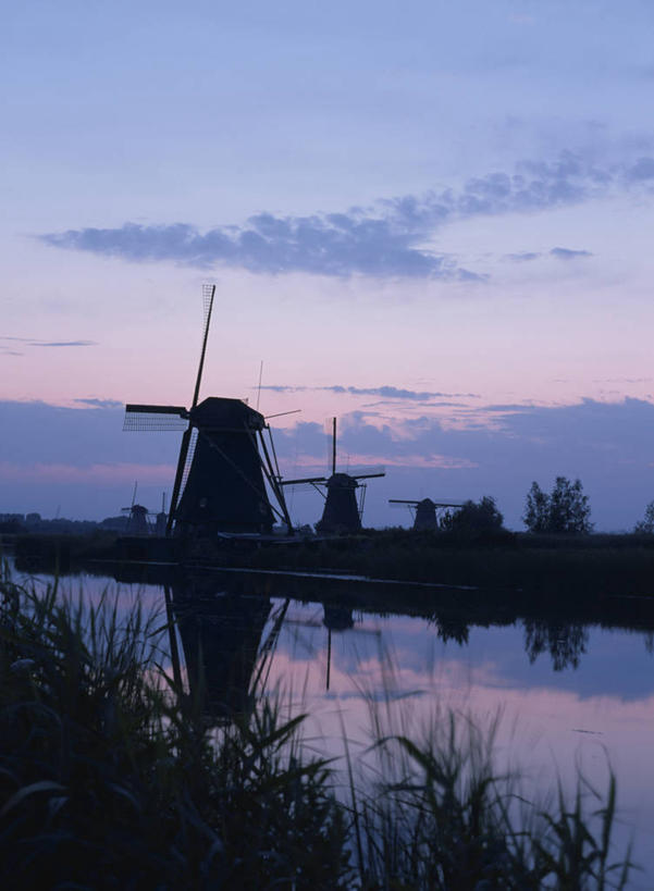 无人,竖图,室外,白天,正面,旅游,度假,灌溉,草地,草坪,河流,美景,日落,水,植物,风车,欧洲,荷兰,环保,河水,景观,水流,晚霞,霞光,落日,背光,娱乐,草,绿色,自然,黄昏,享受,休闲,景色,彩霞,放松,能源,回收,资源,浇灌,荷兰风车,西欧,自然风光,逆光,利用,低碳,循环,磨坊,荷兰王国,尼德兰王国,持续,夕照,薄暮,南荷兰省,小孩堤防,金德代克,金德代克.埃尔斯豪特风车群,金德代克风车群,小孩堤防.埃尔斯豪特风车群,夕阳,彩图,傍晚,斜阳