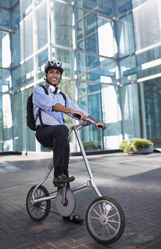 一个人,商务人士,商务男性,高楼大厦,坐,笑,微笑,露齿笑,竖图,室外,白天,侧面,衬衫,办公楼,窗户,落地窗,大厦,建筑,摩天大楼,写字楼,自行车,帽子,亚洲,仅一个男性,仅一个人,一辆,握,阴影,套装,光线,包,书包,头盔,影子,注视,玻璃窗,车,脚踏车,仅一个年轻男性,骑,阳光,安全帽,背包,楼宇,交通工具,观察,看,骑车,商务楼,握着,观看,察看,关注,载具,商务装,工薪阶层,一顶,男人,男性,年轻男性,亚洲人,印度人,白领,上班族,坐着,彩图,全身,衬衣,大楼,高层建筑,高楼,摩天楼,骑行头盔,双肩包