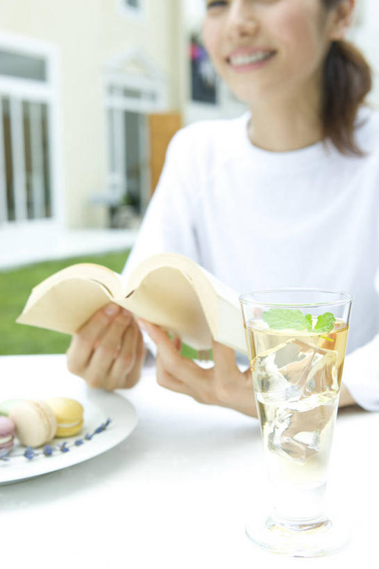 点心,东方人,一个人,坐,笑,微笑,露齿笑,竖图,室外,白天,正面,幸福,餐桌,茶,桌子,杯子,餐具,书籍,亚洲,仅一个年轻女性,仅一个女性,仅一个人,一本,握,阴影,服装,朦胧,模糊,反射,碟子,盘,影子,墙,茶叶,食品,甜点,甜品,休闲装,黄种人,娱乐,墙壁,墙面,玻璃制品,食物,糕点,一个,衣服,盘子,水杯,书本,碟,甜食,享受,休闲,温馨,休闲服,放松,乐趣,握着,服饰,单个,餐台,提神,舒适,醒脑,马卡龙,玛卡龙,杏仁小圆饼,饼茶,茶饼,团茶,年轻女性,女人,女性,亚洲人,玻璃杯,书,图书,坐着,半身,彩图