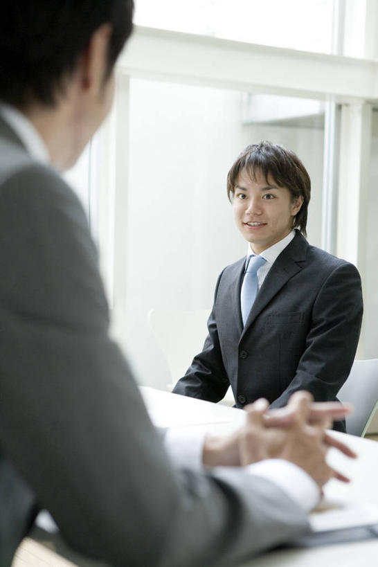 东方人,两个人,商务人士,商务男性,办公室,坐,笑,微笑,露齿笑,竖图,室内,白天,正面,衬衫,窗户,家具,桌子,亚洲,阴影,套装,朦胧,模糊,反射,影子,办公桌,领带,注视,黄种人,玻璃窗,相视,观察,看,面对面,观看,对视,面试,察看,互视,象征,庄重,关注,相对,商务装,身份,工薪阶层,相看,办公家具,正式,地位,男人,男性,年轻男性,中年男性,亚洲人,白领,上班族,坐着,半身,彩图,衬衣,口试