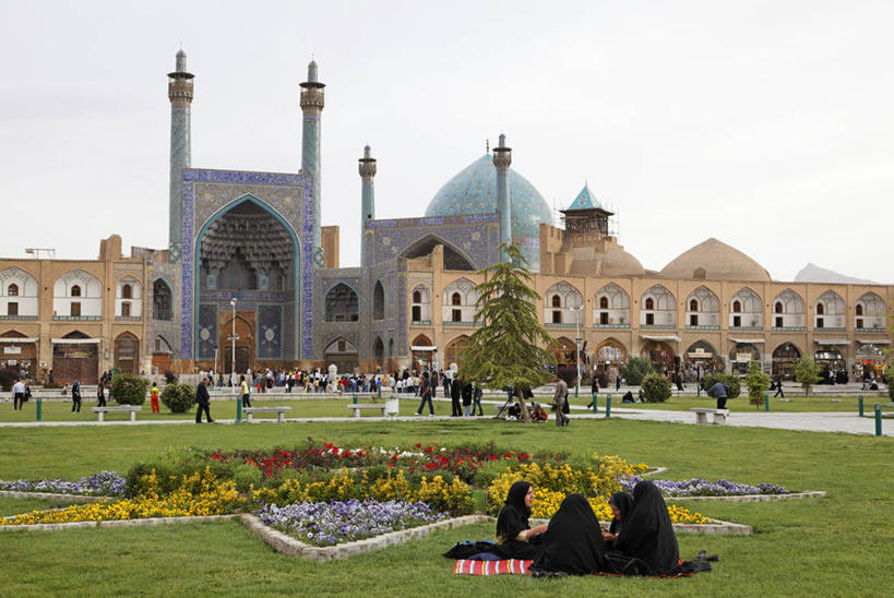 东方人,站,走,横图,室外,白天,民族服装,旅游,度假,草地,草坪,花海,花圃,名胜古迹,树林,植物,标志建筑,地标,建筑,叶子,伊朗,亚洲,行人,阴影,服装,节日,遗迹,盛开,光线,头巾,影子,许多人,花蕾,注视,休闲装,黄种人,古迹,文化,文物,娱乐,建设,古建筑,路人,草,花,花瓣,花朵,花卉,鲜花,树,树木,背面,衣服,蓝色,绿色,蓝天,天空,阳光,自然,花丛,花束,花田,天,花苞,花蕊,观察,看,祈祷,站着,一群人,享受,休闲,健康,休闲服,旅游胜地,放松,许愿,宗教,服饰,信仰,生长,晴朗,成长,观看,纪念,祈求,察看,伊斯兰教,关注,清真寺,西亚,古文明,万里无云,省会,伊朗伊斯兰共和国,伊斯法罕,伊斯法罕省,过客,平安,男人,男性,年轻男性,年轻女性,女人,女性,亚洲人,晴空,晴空万里,步行,散步,站立,走路,彩图,全身,传统服装,民俗服,伊玛目广场