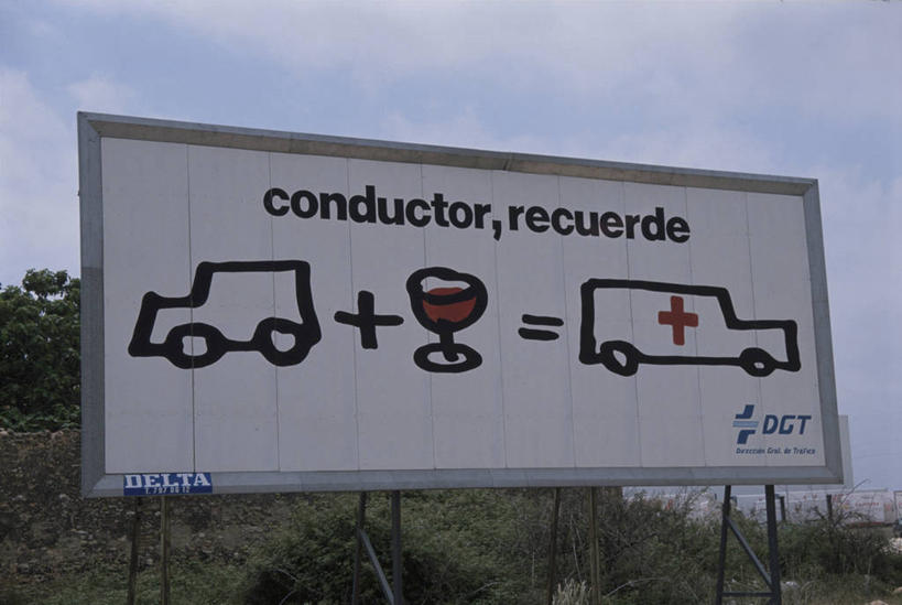 红酒,葡萄酒,无人,横图,室外,特写,白天,正面,树林,植物,汽车,救护车,杯子,阴影,光线,信息,英文,标志,高脚杯,文字,影子,字符,字母,云,云朵,红酒杯,酒类,云彩,标识,布告,布告栏,车,玻璃制品,酒,树,树木,饮料,蓝色,绿色,白云,蓝天,天空,阳光,自然,酒杯,交通工具,轿车,天,红葡萄酒,生长,晴朗,成长,英文字母,犯罪,急救,通知,公告,传播,葡萄酒杯,载具,消息,抢救,公布栏,玻璃杯,晴空,彩图,酒后驾驶,酒驾