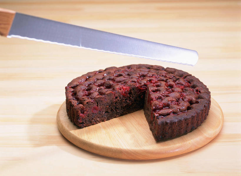 点心,无人,横图,俯视,室内,特写,白天,下午茶,餐桌,桌子,金属制品,切开,阴影,反射,金属,工具,影子,食品,糖,糖果,甜点,甜品,案板,刀具,巧克力蛋糕,砧板,食物,糕点,刀,甜食,巧克力,切,餐台,朱古力,剖面,切面,面包刀,彩图,高角度拍摄,蛋糕