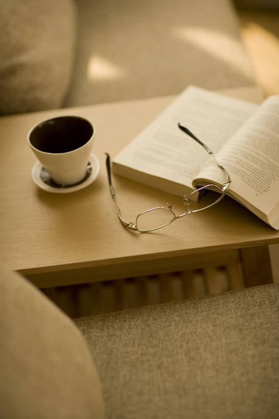 无人,客厅,竖图,俯视,室内,特写,白天,靠垫,沙发,桌子,静物,杯子,餐具,书籍,一本,朦胧,模糊,瓷器,碟子,盘,眼镜,咖啡杯,靠枕,陶瓷制品,盘子,书本,垫子,碟,枕头,起居室,瓷杯,近视眼镜,布艺沙发,床上桌,懒人桌,客堂,书,图书,彩图,高角度拍摄