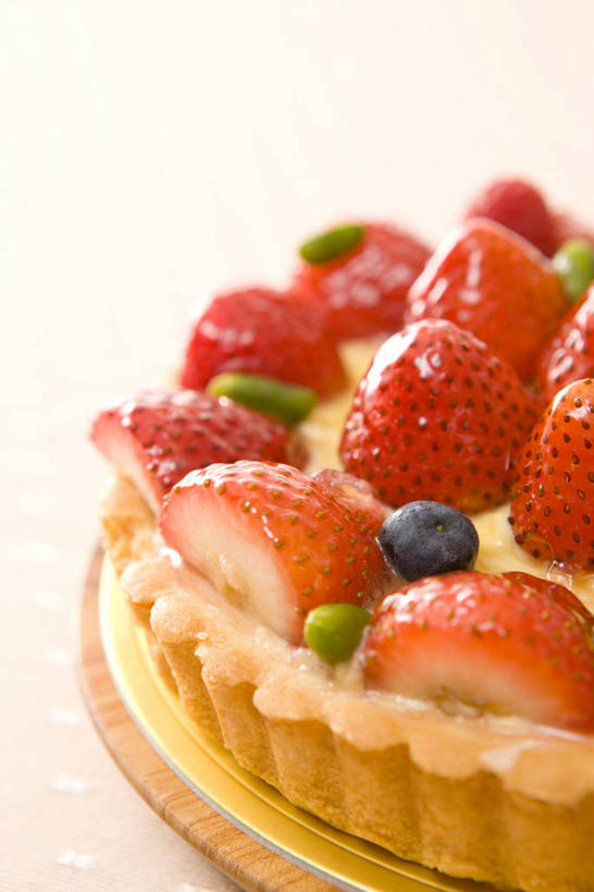 点心,无人,竖图,俯视,室内,特写,白天,下午茶,餐桌,桌子,草莓,浆果,蓝莓,水果,切开,阴影,朦胧,模糊,新鲜,反射,影子,生食,食品,果实,芝士蛋糕,食物,糕点,切,起司蛋糕,有机食品,绿色食品,餐台,剖面,切面,洋莓,水果皇后,山都柿,蓝浆果,蓝靛果,红莓,地莓,彩图,高角度拍摄,干酪蛋糕,草莓芝士蛋糕,都柿,笃斯,蛋糕