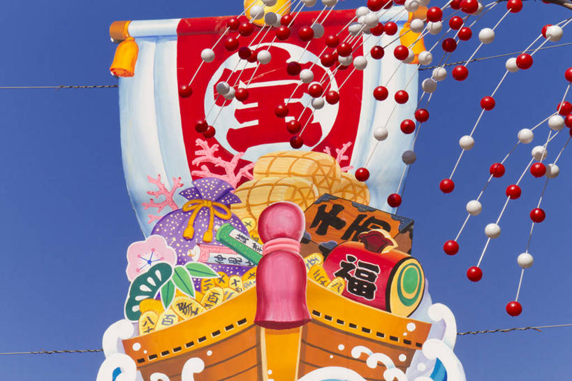 帆船,无人,横图,室外,白天,仰视,船,照明,日本,亚洲,一艘,阴影,装饰,光线,标志,彩灯,文字,影子,字符,灯光,标识,车,灯,蓝色,蓝天,天空,阳光,灯具,交通工具,天,汉字,花灯,彩车,晴朗,华丽,修饰,照亮,点缀,照明设备,中文,载具,东亚,万里无云,日本国,衬托,美观,雅致,雅观,国文,华文,晴空,晴空万里,彩图,低角度拍摄