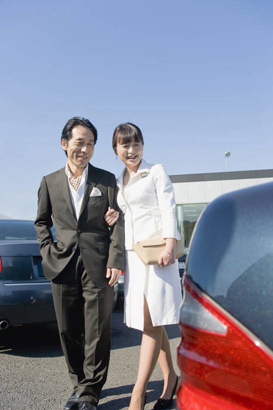 东方人,中年人,两个人,家庭,夫妻,商店,站,笑,微笑,露齿笑,竖图,室外,白天,仰视,西装,爱情,汽车,亚洲,勾,挽,握,阴影,套装,服装,正装,光线,影子,浪漫,拿,拿着,注视,职业装,黄种人,商铺,车,衣服,蓝色,蓝天,天空,阳光,交通工具,轿车,天,观察,看,站着,温暖,温馨,一家人,恩爱,勾着,握着,恋人,服饰,晴朗,观看,和睦,察看,衣着,专卖店,穿着,关注,载具,汽车专卖店,挽着,4S店,万里无云,市肆,商号,衣饰,男人,男性,女人,女性,中年男性,中年女性,亚洲人,夫妇,情侣,晴空,晴空万里,站立,半身,彩图,低角度拍摄,店铺,伴侣,融洽