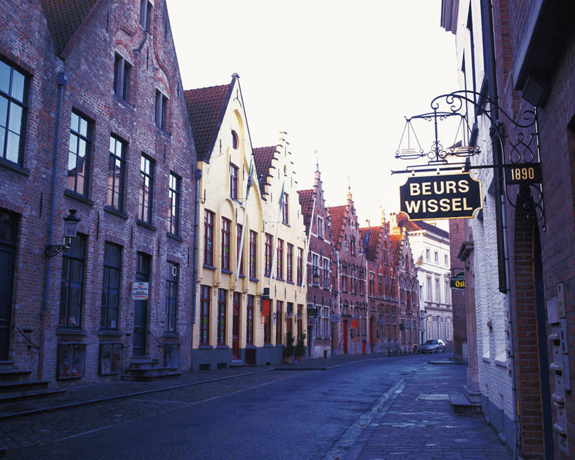 无人,家,横图,室外,白天,正面,度假,美景,城市风光,城市,道路,路,指示牌,比利时,欧洲,阴影,光线,英文,标志,文字,影子,字符,字母,房屋,屋子,景观,公寓,小路,交通,娱乐,标识,洋房,楼房,住宅,蓝色,蓝天,天空,阳光,天,享受,休闲,景色,放松,晴朗,英文字母,西欧,万里无云,省会,比利时王国,布鲁日,西佛兰德省,弗拉芒大区,晴空,晴空万里,彩图,房子