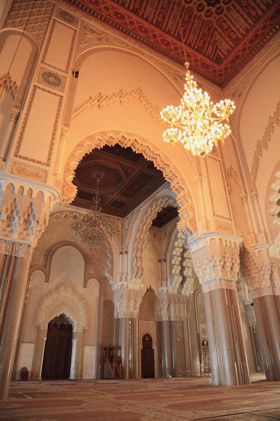 无人,竖图,室内,白天,仰视,旅游,度假,时尚,名胜古迹,标志建筑,地标,建筑,照明,非洲,摩洛哥,节日,遗迹,拱门,灯光,水晶,古迹,文化,文物,娱乐,建设,古建筑,吊灯,水晶灯,灯,灯具,祈祷,享受,休闲,健康,旅游胜地,放松,许愿,宗教,信仰,纪念,华丽,祈求,照亮,伊斯兰教,照明设备,高贵,清真寺,水晶吊灯,古文明,水晶制品,富丽,阿非利加洲,华美,摩洛哥王国,卡萨布兰卡,达尔贝达,摩洛哥肺叶,哈桑二世清真寺,平安,彩图,低角度拍摄,水晶石