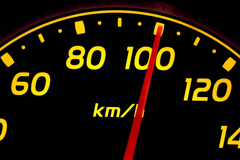 无人,横图,室内,特写,白天,正面,静物,阴影,反射,英文,标志,数字,文字,影子,字符,字母,指针,标识,黄色,阿拉伯数字,英文字母,仪表盘,仪表,彩图,车速表