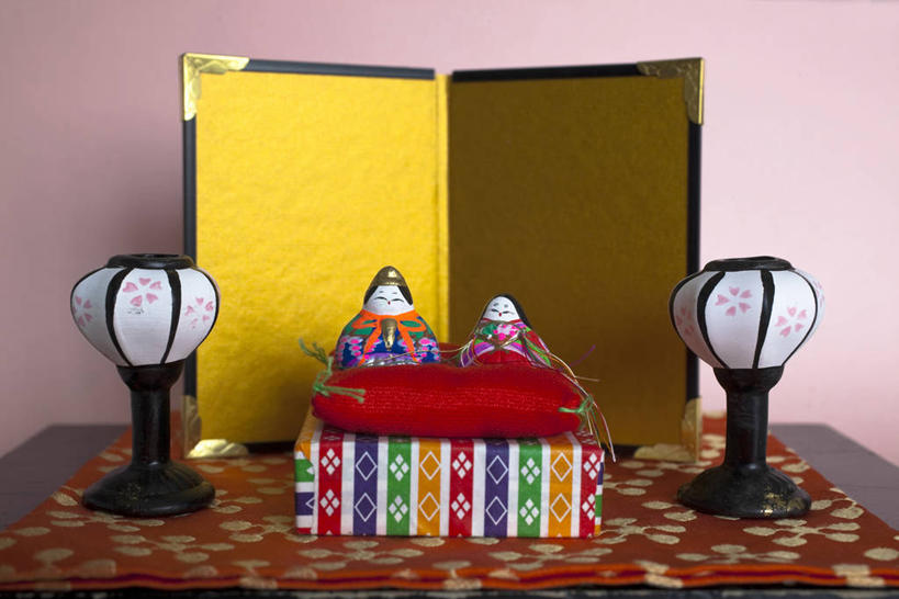 无人,横图,室内,特写,白天,正面,游戏,靠垫,桌面,桌子,静物,玩具,照明,节日,庆祝,日本文化,木制,灯笼,人偶,纸灯笼,木桌,墙,靠枕,玩,文化,娱乐,墙壁,墙面,粉色,木制品,灯具,垫子,枕头,庆典,休闲,益智,活动,纪念,照亮,照明设备,发泄,消遣,智力,宣泄,女儿节,玩耍,嬉戏,彩图,雏祭,上巳,雏人偶,木桌子