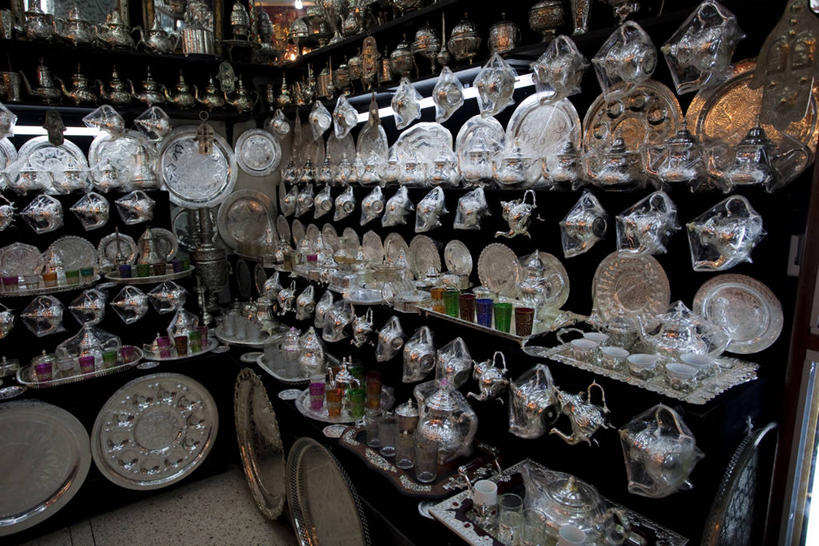 无人,商店,横图,室内,白天,正面,餐具,碟子,面具,盘,商铺,盘子,纪念品,柜台,碟,展示,纪念,留念,出售,怀念,展示柜,市肆,商号,记念,彩图,店铺