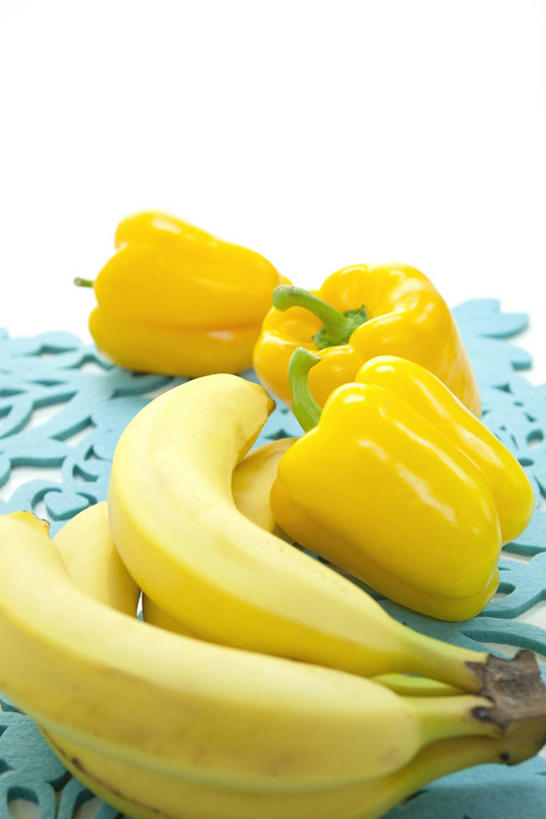 无人,竖图,室内,特写,白天,白色背景,正面,餐桌,桌子,香蕉,辣椒,蔬菜,水果,阴影,新鲜,反射,影子,生食,食品,果实,蔬果,食物,黄色,蓝色,垫子,摄影,有机食品,绿色食品,影棚,餐台,黄辣椒,彩椒,辣角,红海椒,大椒,辣虎,广椒,甘蕉,甜椒,柿子椒,辣子,海椒,番椒,灯笼椒,彩图,影棚拍摄,拍摄,黄灯笼辣椒,黄帝椒