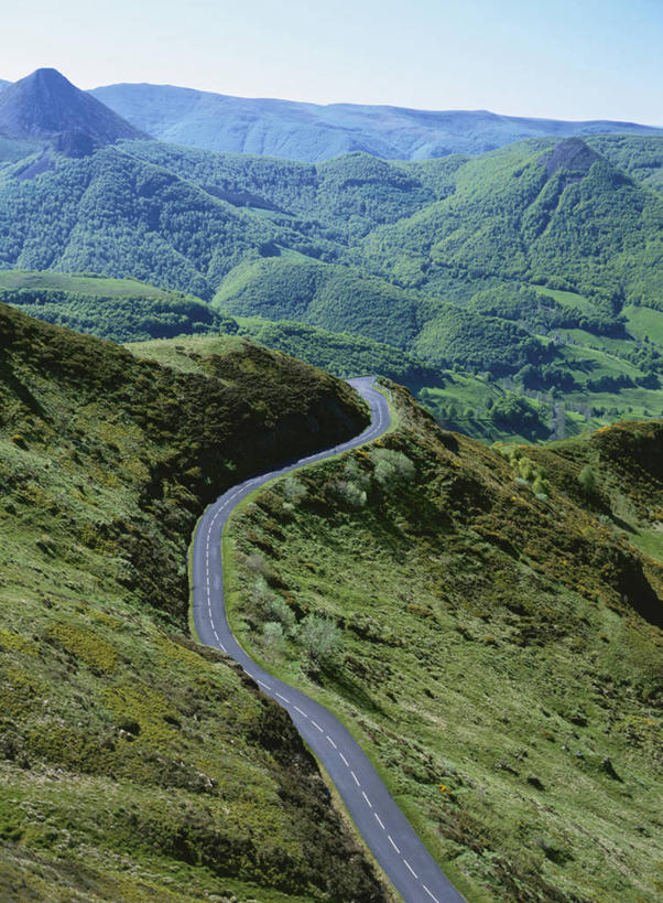 无人,竖图,俯视,航拍,室外,白天,旅游,度假,美景,山,山脉,树林,植物,道路,路,公路,法国,欧洲,阴影,曲折,弯曲,光线,影子,景观,山峰,交通,山峦,娱乐,树,树木,蓝色,绿色,蓝天,天空,阳光,自然,群山,天,享受,休闲,景色,放松,蜿蜒,生长,晴朗,成长,西欧,鸟瞰,法兰西,自然风光,万里无云,法兰西共和国,法兰西第五共和国,奥弗涅,奥弗涅大区,晴空,晴空万里,马路,彩图,高角度拍摄
