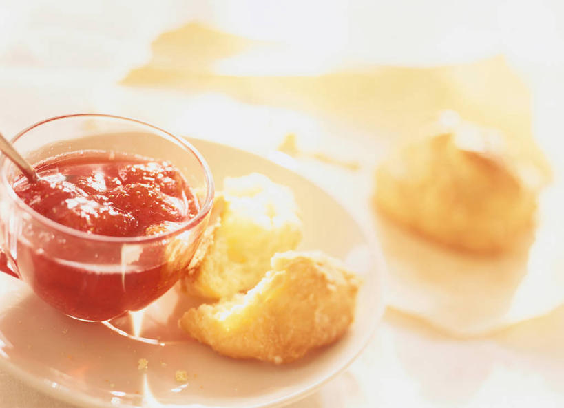 点心,无人,横图,俯视,室内,特写,白天,下午茶,餐桌,桌子,餐具,玻璃,阴影,朦胧,模糊,反射,碟子,盘,影子,食品,松饼,玻璃制品,食物,糕点,红色,盘子,容器,碟,碗,果酱,草莓酱,餐台,储藏,储存,果子酱,玛芬蛋糕,彩图,高角度拍摄,贮存