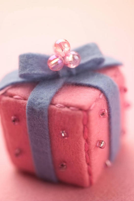 无人,竖图,室内,特写,白天,正面,静物,礼盒,礼物,纺织品,阴影,粉色背景,反射,布,丝绸,丝带,影子,纸盒,缎带,织物,绸带,盒子,一个,粉色,包装盒,礼品盒,摄影,毛毡,礼品,影棚,单个,布匹,毛毡制品,彩图,影棚拍摄,拍摄