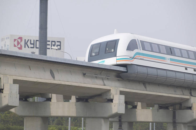 无人,横图,室外,白天,正面,度假,美景,城市风光,城市,铁路,火车,上海,中国,亚洲,一辆,阴影,光线,英文,标志,文字,影子,字符,字母,景观,娱乐,标识,车,蓝色,蓝天,天空,阳光,交通工具,天,享受,休闲,景色,放松,晴朗,英文字母,高铁,申,载具,东亚,上海市,高速铁路,万里无云,中华人民共和国,沪,华东地区,晴空,晴空万里,彩图