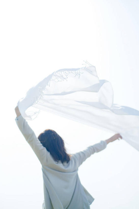 东方人,一个人,站,举,竖图,室外,白天,仰视,亚洲,仅一个年轻女性,仅一个女性,仅一个人,阴影,服装,装饰,光线,影子,休闲装,黄种人,衣服,蓝色,蓝天,天空,阳光,围巾,天,托,站着,休闲,温暖,休闲服,服饰,晴朗,围脖,保暖,华丽,点缀,御寒,万里无云,衬托,美观,雅致,雅观,年轻女性,女人,女性,亚洲人,晴空,晴空万里,举起,举手,举着,向上举,向上伸,向上托,站立,半身,彩图,低角度拍摄