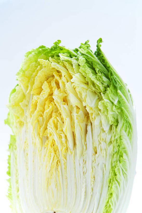 无人,竖图,室内,特写,白天,白色背景,正面,蔬菜,切开,新鲜,大白菜,食品,半个,白菜,食物,切,一半,摄影,有机食品,绿色食品,影棚,剖面,切面,结球白菜,胶菜,彩图,影棚拍摄,拍摄,黄芽白