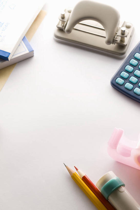 无人,竖图,俯视,室内,特写,白天,计算器,桌子,静物,书籍,连接,阴影,组合,反射,计算,科学,笔,影子,办公用品,书桌,文具,一个,课桌,铅笔,学习用品,书本,理财,财务,单个,链接,文具用品,装订,数学,拼接,杠杆,拼凑,打孔机,打孔器,拼合,凑集,聚合,撮合,链结,缝合,书,图书,彩图,高角度拍摄